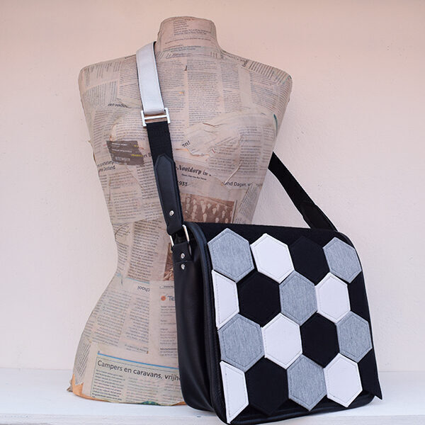 cropped-cropped-cropped-MESSENGERBAG-black-white-pop.jpg https://www.friendbag.nl/wp-content/uploads/2023/03/cropped-MESSENGERBAG-black-white-pop.jpg